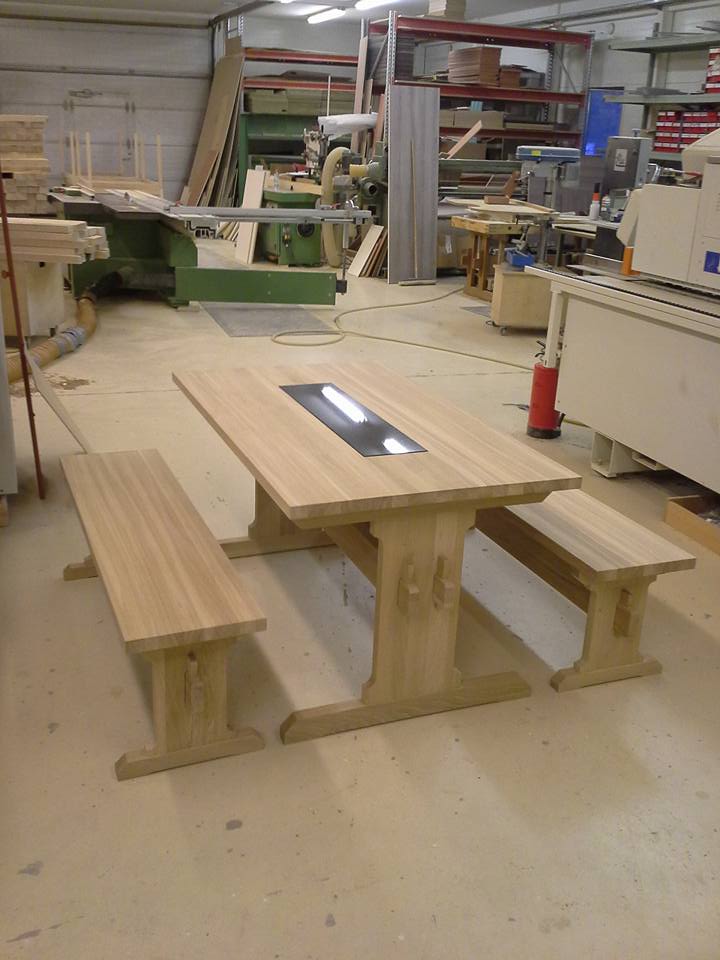 Pirttipöytä kivellä